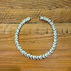 Vintage gold tone and white enameled ciner choker/collar necklace